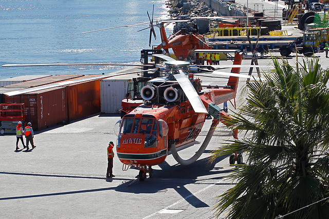 Dos helicópteros para combatir incendios desembarcan en Valparaíso