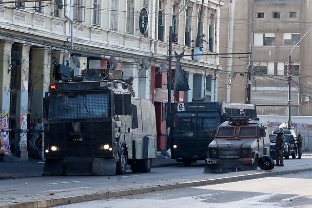 Carabineros ingresa a sindicato y detiene a 17 portuarios en Valparaíso