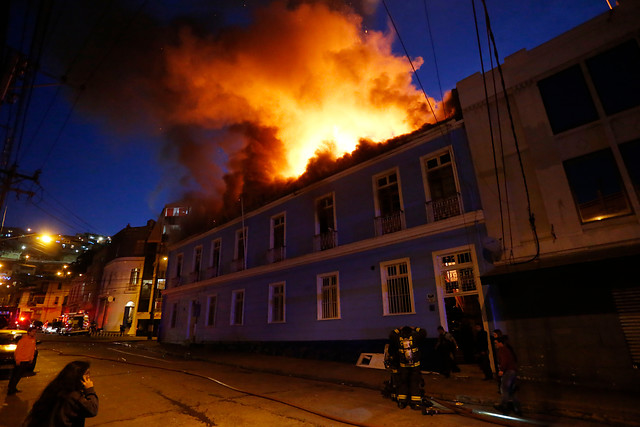 Incendio destruyó conocido motel en el centro de Valparaíso: pareja fue evacuada