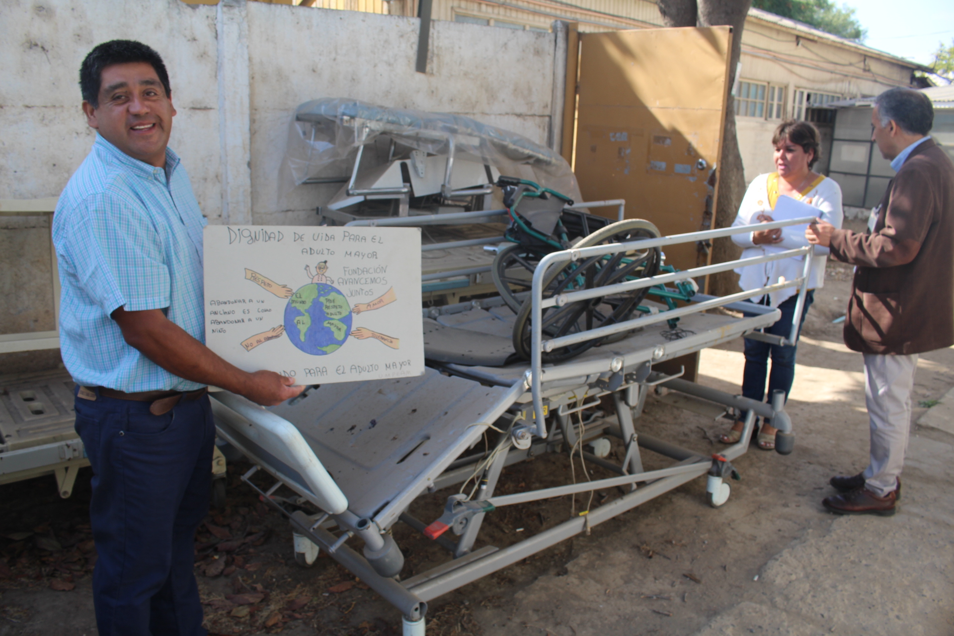 Hospital San Martín de Quillota dona catres clínicos y sillas de ruedas para hermosa cruzada solidaria que realiza comerciante cabildano