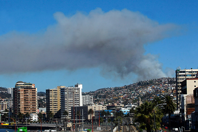 Bomberos de Valparaíso denuncia que jóvenes iniciaron incendio de Curauma