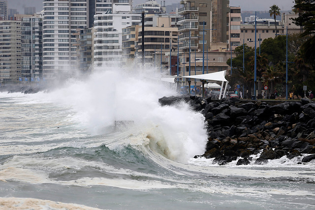 Olas de hasta 3,5 metros se esperan esta semana en las costas de Chile