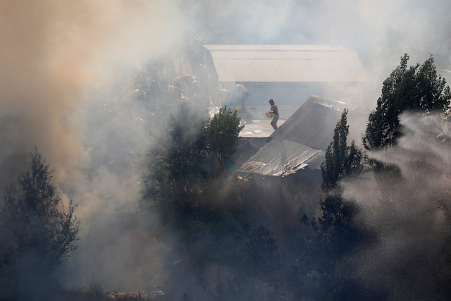 Cerca de sectores habitados: Onemi declara alerta roja por incendio forestal en Valparaíso