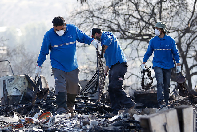 Municipio de Valparaíso entrega ayuda a damnificados por incendio de Limache