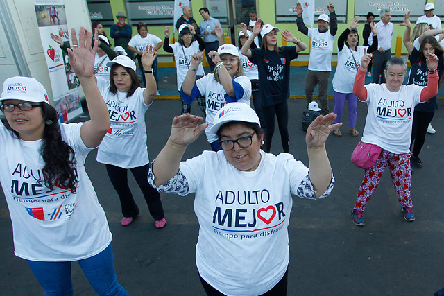 Autoridades promueven práctica del deporte con clase de zumba en la Vega Central