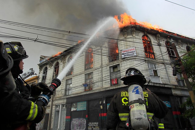 Incendio arrasó con inmueble en centro de Valparaíso:quedó en riesgo de derrumbe