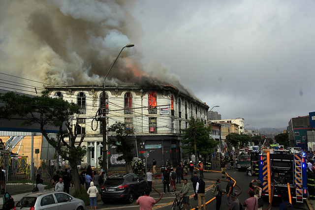 Incendio arrasó con inmueble en centro de Valparaíso:quedó en riesgo de derrumbe