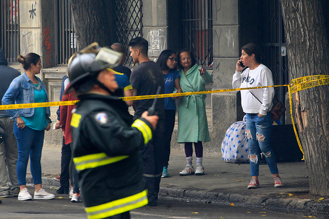 Decenas de damnificados y 5 bomberos heridos dejó incendio en Valparaíso