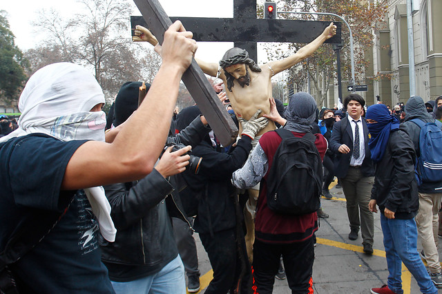 Detienen a joven que destruyó Cristo de Iglesia de Gratitud Nacional en protesta