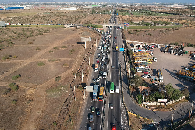 Más de 350 mil vehículos saldrán de la RM por recambio de veraneantes