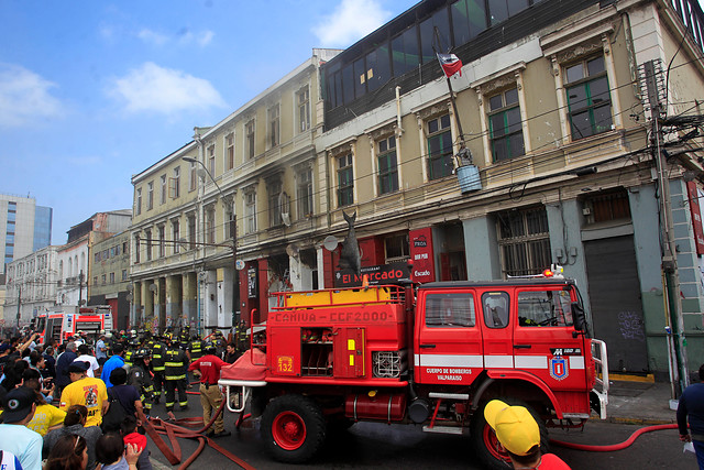 Incendio en Valparaíso afectó a marisquería La Gaviota y al famoso bar Proa