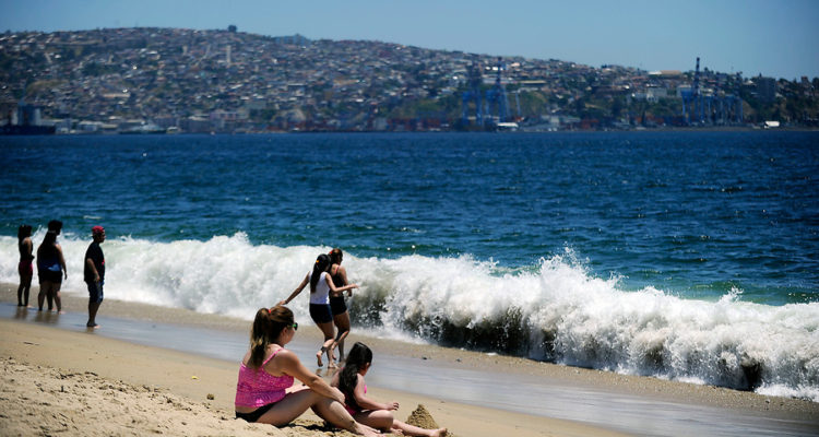 5 personas muertas y 97 rescates: Armada de Valparaíso llama a tener cuidado en playas