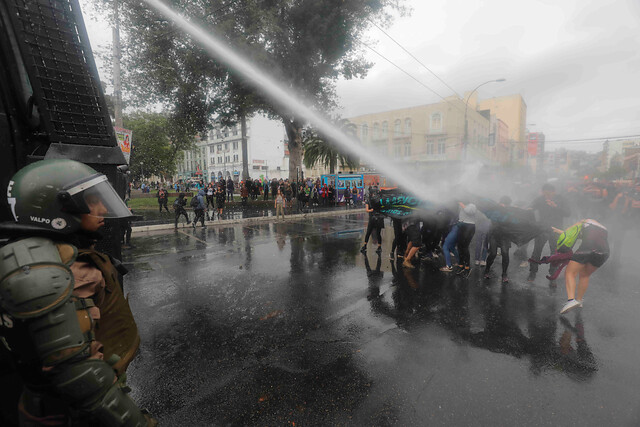 Indh presentará querella por joven agredida con chorro de carro lanza agua