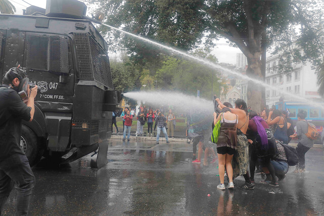 Carabineros dio de baja al pitonero que lesionó con el chorro a universitaria