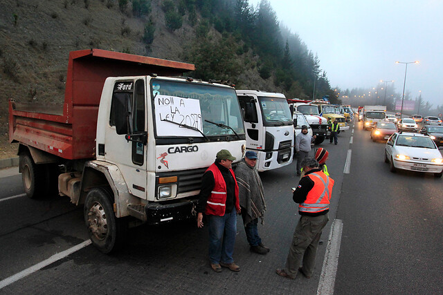 Camioneros de Valpo mantienen bloqueo parcial de Ruta 68 por pérdida de carga