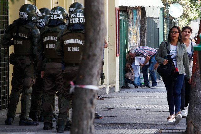 Incidentes en Instituto Nacional: Alumnos arrojan molotovs desde el interior