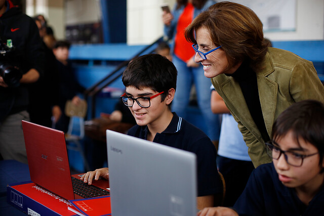 Educación entregará a escolares 130 mil notebook con internet por un año