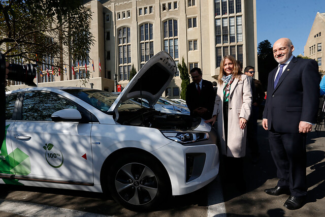 Ministra de Energía destacó que vehículos eléctricos se triplicaron en el país