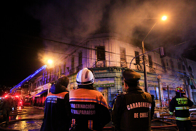 Incendio y posterior derrumbe afectó a dos locales comerciales en Valparaíso