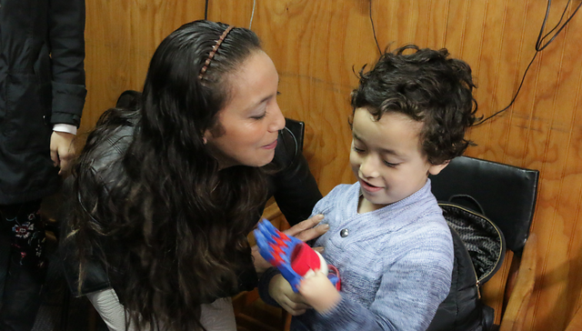 Jóvenes del Sename construyen prótesis 3D para niños con discapacidad