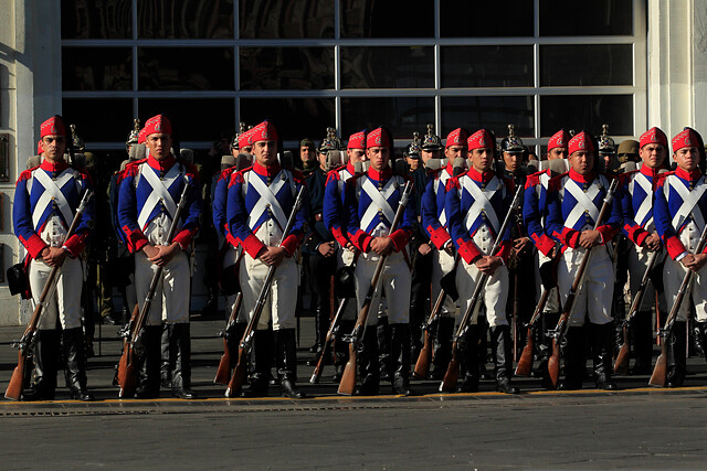 Con trajes de la Guerra del Pacífico marinos encabezaron desfiles en Valparaíso