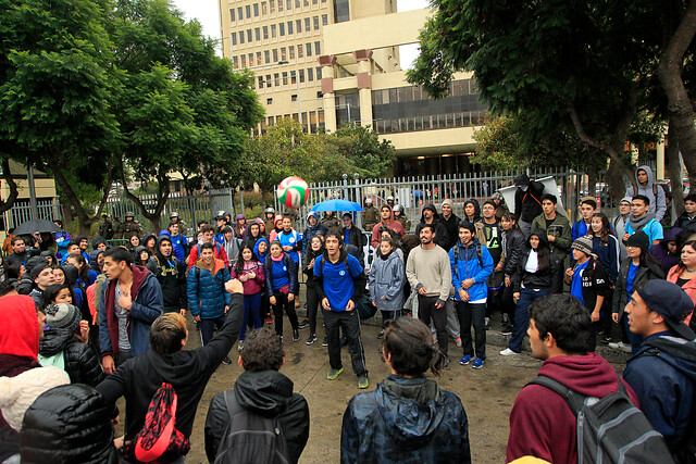 Alumnos de Educación Física protestaron frente al Congreso por decisión del CNDE