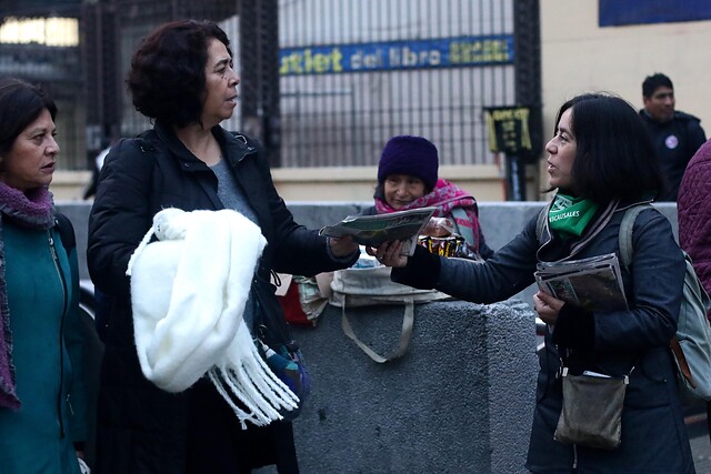 Feministas llaman a esperar la cuenta pública con cacerolazo en Plaza Italia