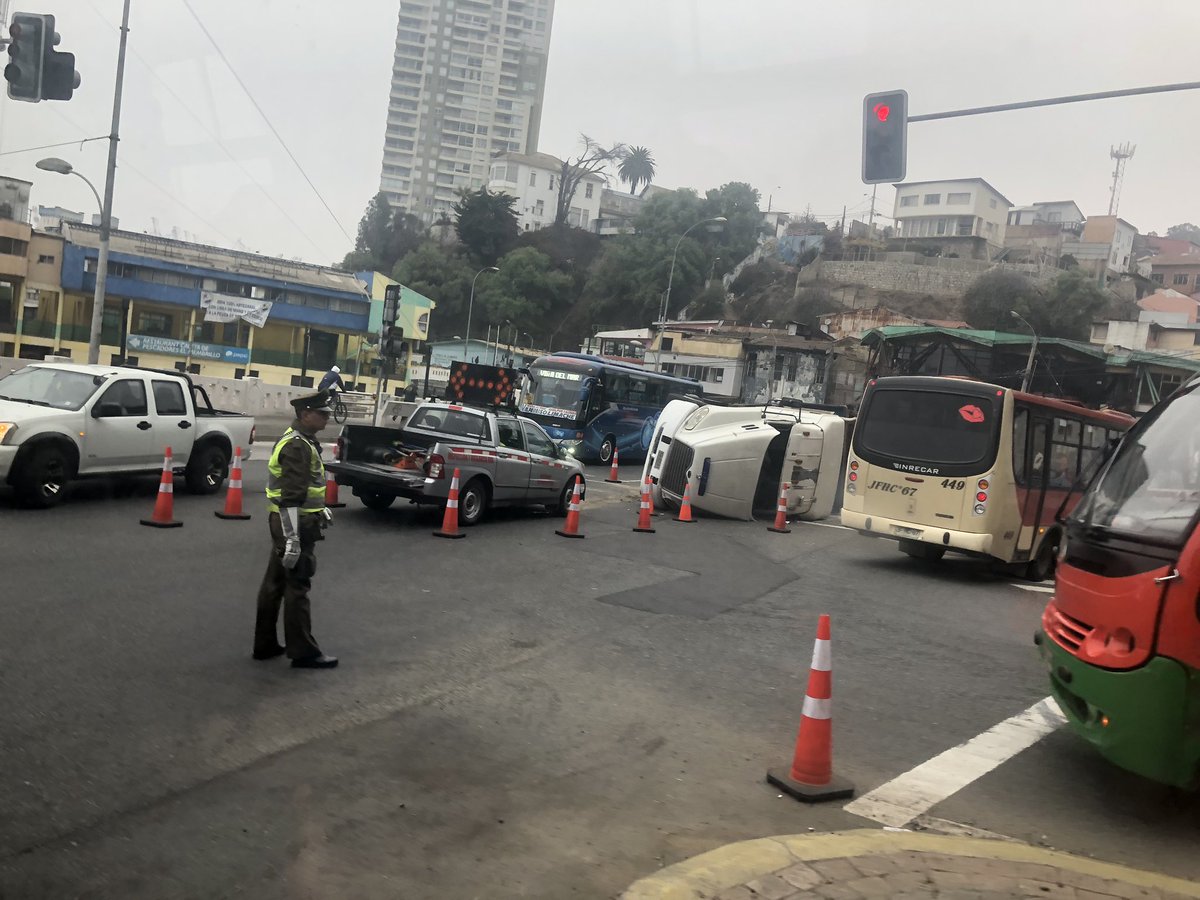 Caleta El Membrillo de Valparaíso: camión aún continua volcado