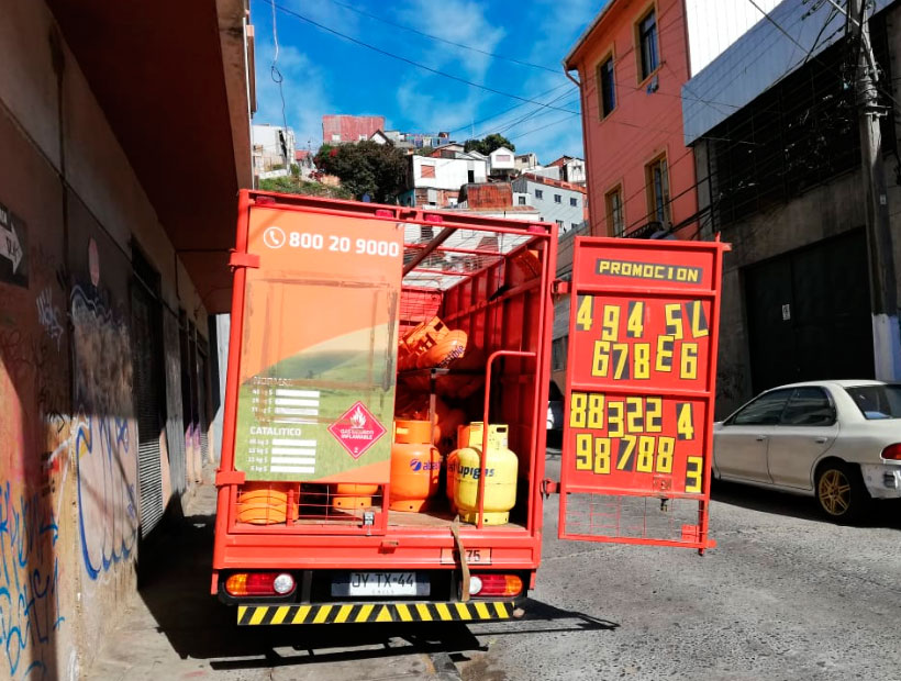 Valparaíso: sujeto fue detenido cuando robaba dos tubos de gas desde un camión distribuidor