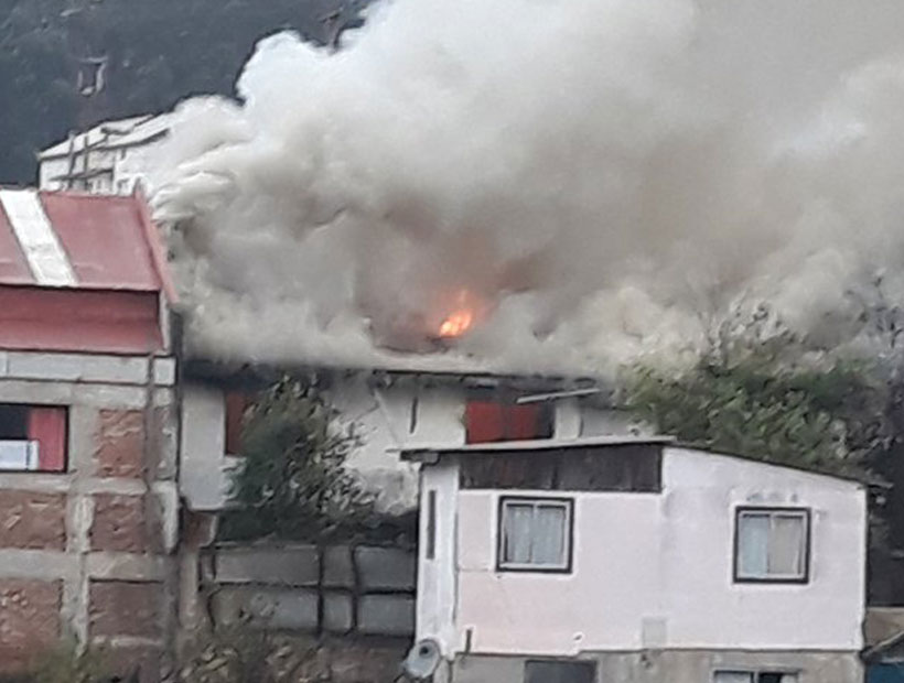 Viña del Mar: Incendio afecta a casa en el sector de Forestal Alto