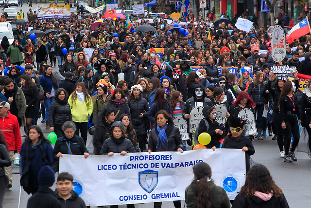 Profesores de Valparaíso marcharon de luto por el centro de la ciudad puerto