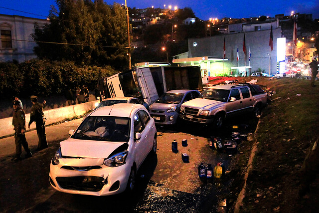 14 lesionados dejó volcamiento de un camión sobre 7 vehículos en Valparaíso