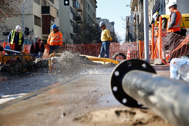 Rotura de matriz: 703 clientes sin agua potable en Santiago Centro