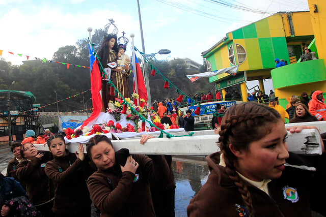 Con una procesión pescadores celebran a San Pedro en Valparaíso