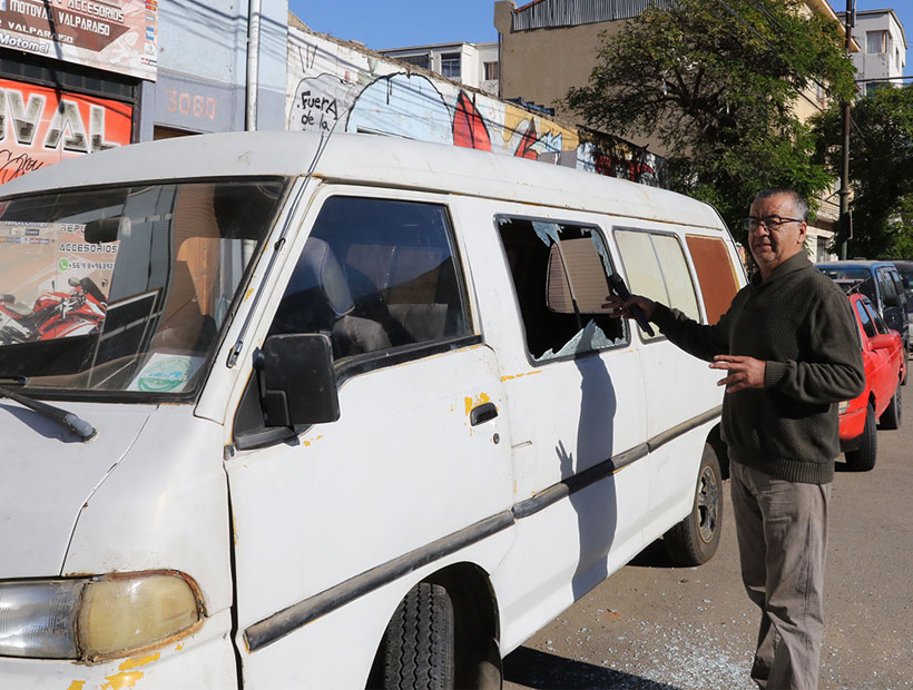 Poste casi le cae encima a vendedor en Valparaíso