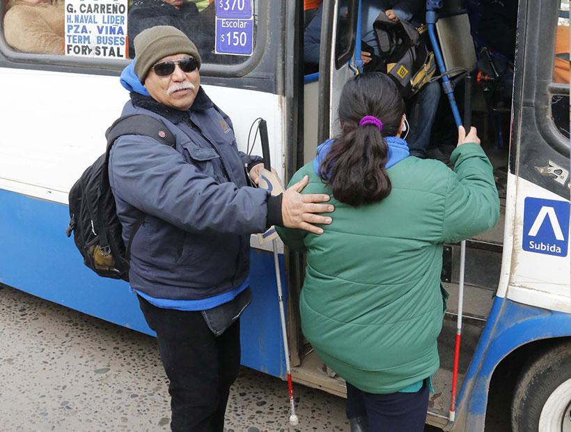 Viña del Mar: Pareja de ciegos muestra un letrero y los billetes para que micro se detenga