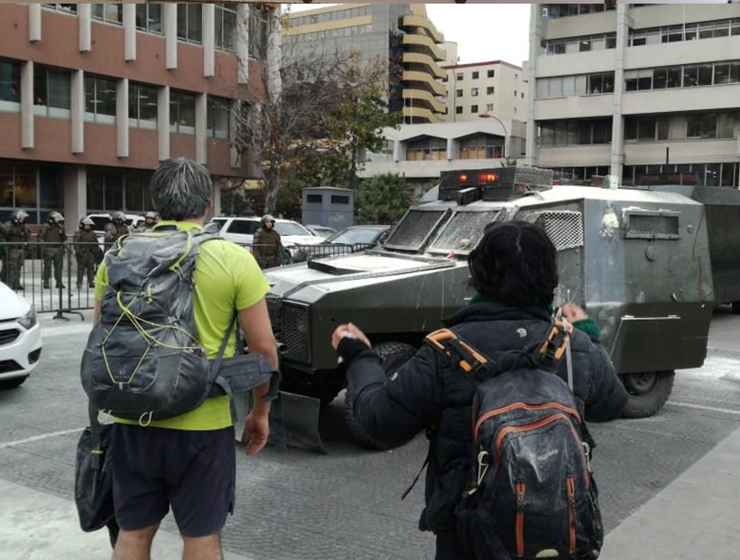 Desalojan a profesores que se tomaron el hall de la Intendencia de Valparaíso con gas lacrimógeno