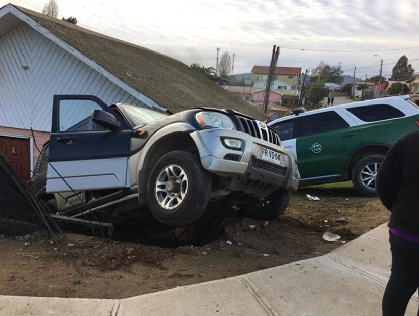 Viña del Mar: Patrulla de carabineros y camioneta chocaron contra una casa