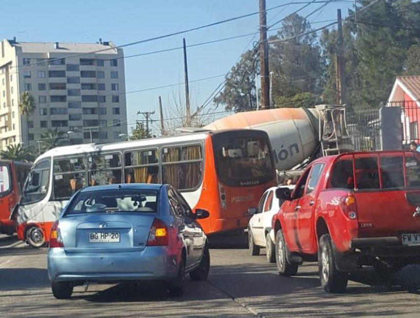 Colisión entre camión y microbus en Quilpué dejó de 13 heridos