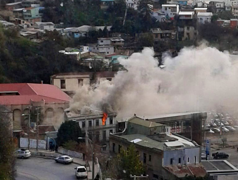 Incendio afectó a un establecimiento de subida Washington en Valparaíso