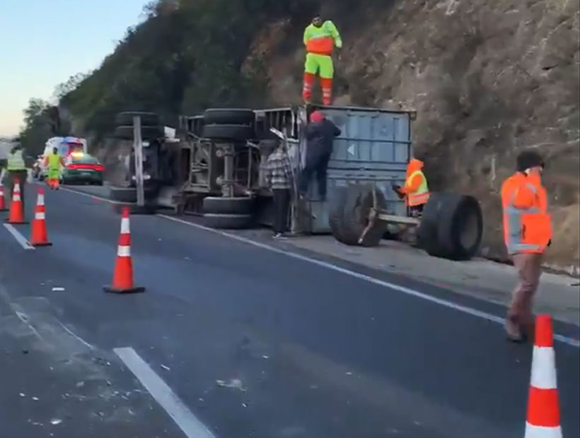 Ruta 68: Dos camiones chocaron en la altura de Lo Vásquez