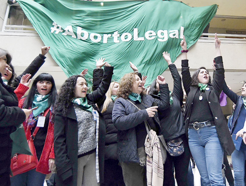 Realizan pañuelazo para convocar marcha por el aborto libre