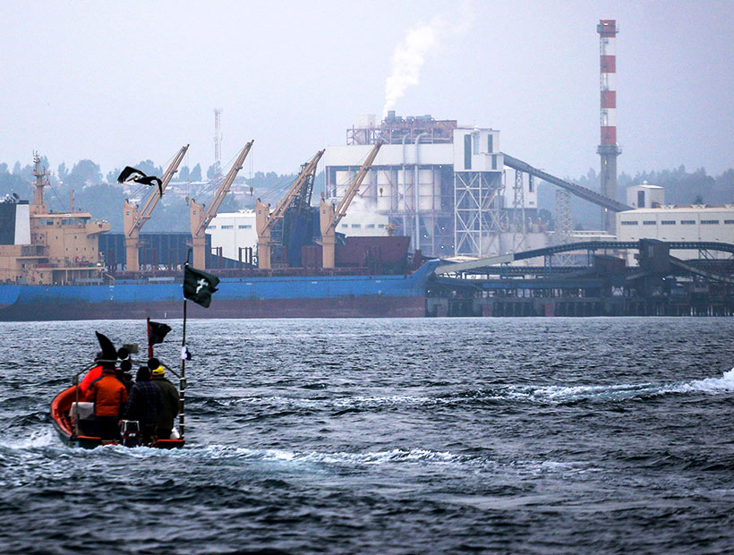 Quintero: Armada confirma presencia de contaminantes en la bahía