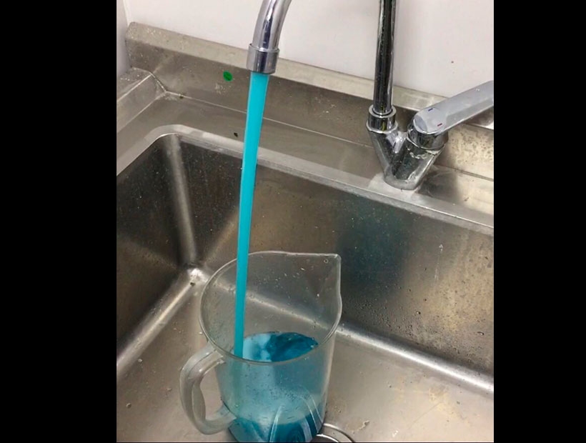 Viña del Mar: Denuncian agua potable de color azul