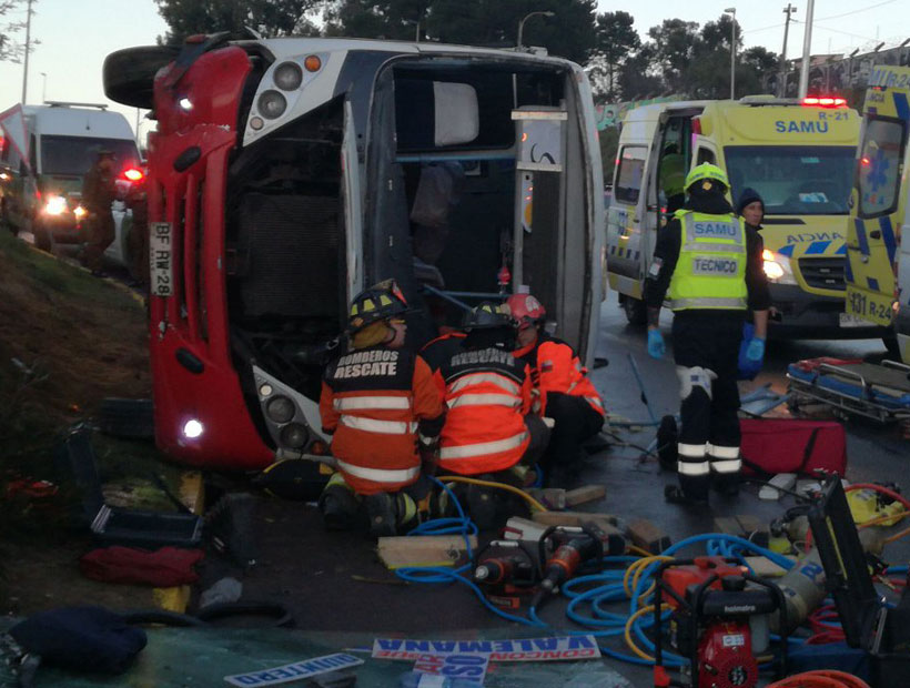 Volcamiento de bus dejó a 14 lesionados