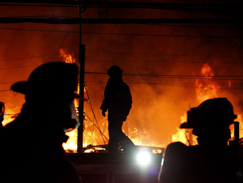 Viña del Mar: incendio afecta a tres casas en el sector alto de Forestal