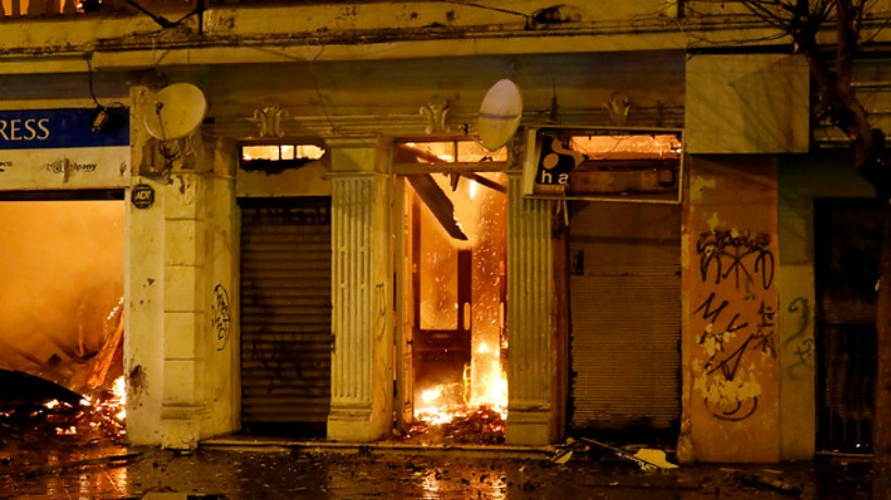 Valparaíso: Incendio deja a 19 familias damnificadas