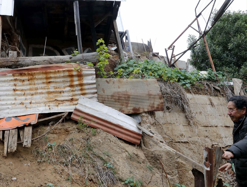 Valparaíso mantiene el temor por casas al borde del derrumbe