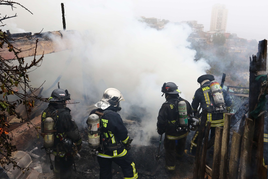 Cerro Rocuant: Tres viviendas fueron consumidas en incendio