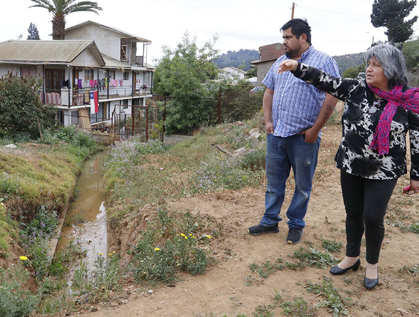 Una familia tiene que vivir con aguas servidas en el patio de su casa